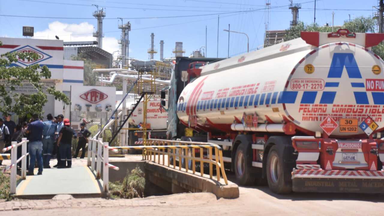 YPFB habilita números de WhatsApp para informar sobre el abastecimiento del combustible