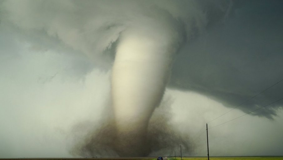 TRUDNICU SPASLA SOFA: Tornado u francuskom selu ostavio pustoš