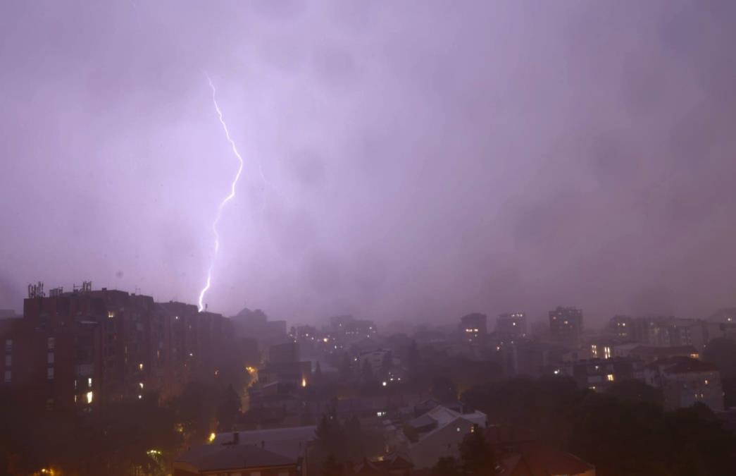 (FOTO) ŠOK USRED SNAŽNOG NEVREMENA U KRAGUJEVCU Grom udario u banderu i izazvao POŽAR, očevici opisali jezive scene: "Odjednom se sve smračilo" (FOTO)