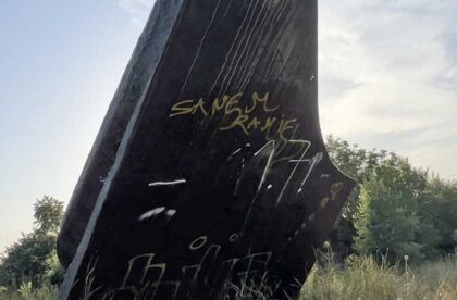 VIDEO: Spomenik „Raonik“ vandalizovan i zapušten, ni spomen-ploča više nije na svom mestu