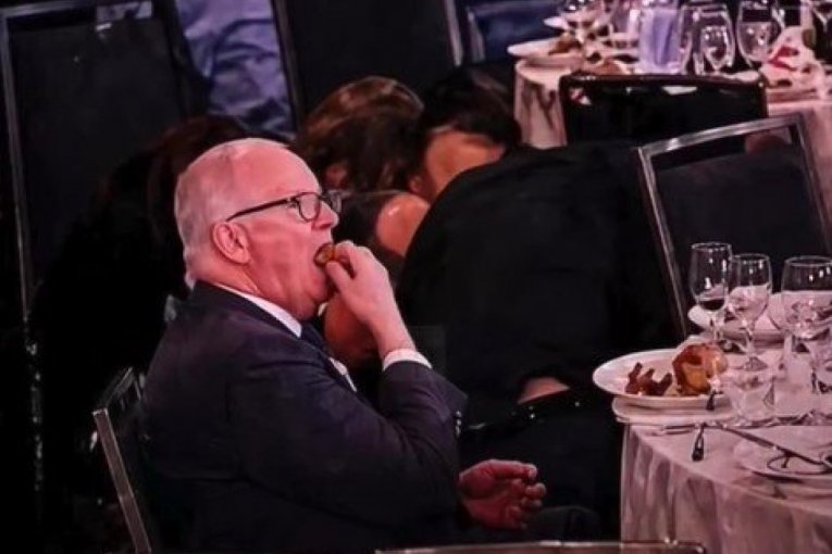 "MA KOJA PUCAČINA, KOJI TRAMP": Reakcija gospodina koji, DOK LETE MECI oko njega, JEDE U SALI zapalila mreže! (VIDEO)