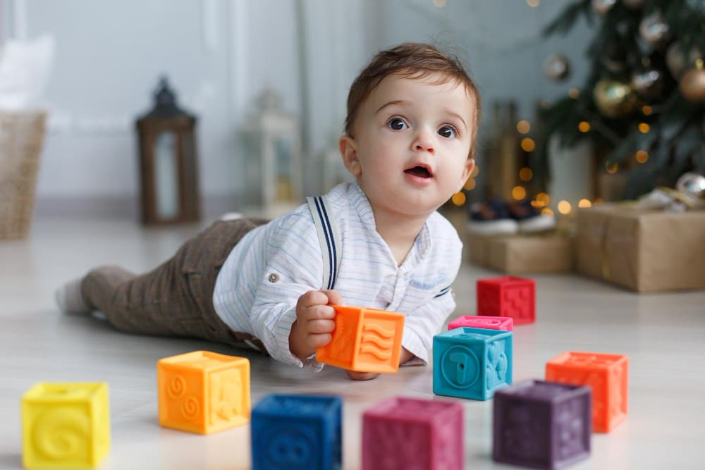 Kako igra kroz prve mesece pomaže bebi da upozna svet?