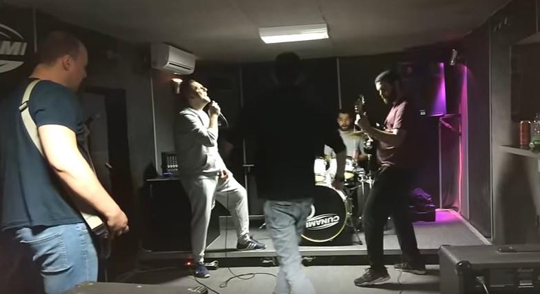 DANAS PO VEČERI ZARADI HILJADE EVRA, A NEKADA PRODAVAO CIGARETE NA ULICI! Pevač otkrio sve o prvoj zaradi: Otac me je pitao da li sam ukrao pare