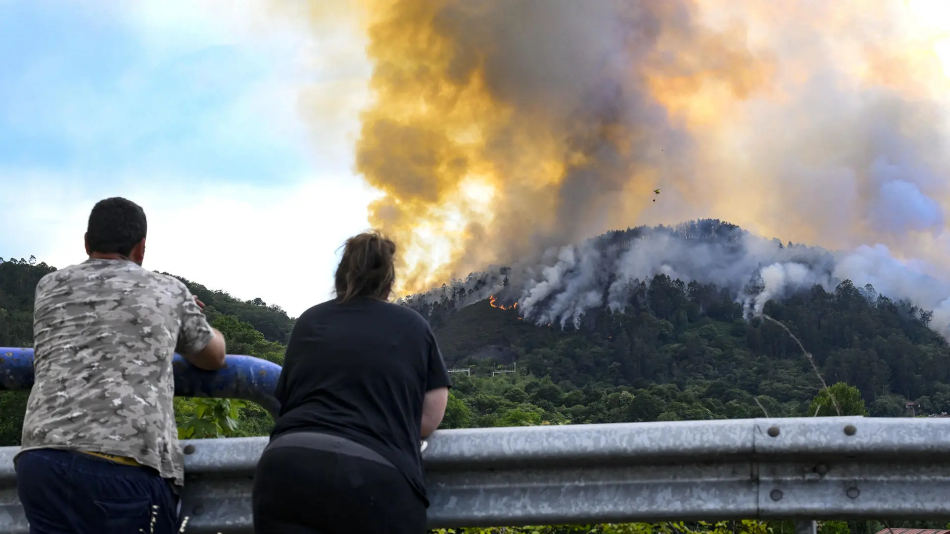  Las llamas arrasan cientos de hectáreas en Galicia, Asturias y Andalucía y obligan a desalojar a vecinos 