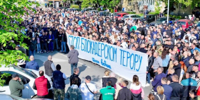 (FOTO/VIDEO) Policija se u Novom Sadu okrenula protiv građana: Veliki skup - Novosađani izašli na ulice