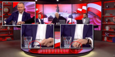 (VIDEO) Predsedniku uživo na TV ispala sumnjiva kesica! Skandal trese Poljsku: Brzo je požurio da je sakrije u džep, ali...