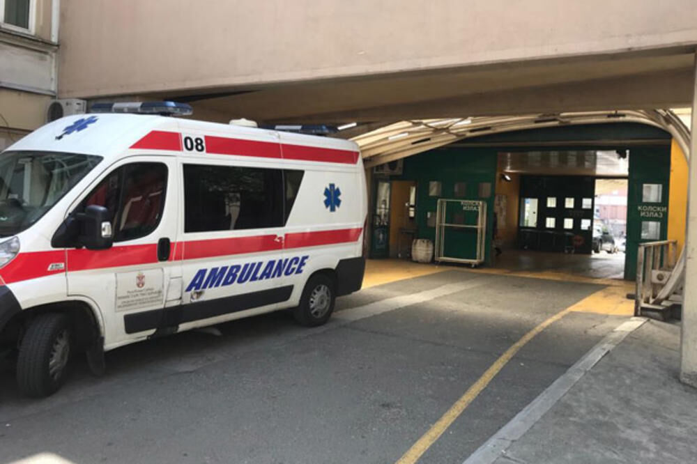 TINEJDŽERA PRESRELA GRUPA NEPOZNATIH OSOBA: Detalji napada na Savskom vencu, rane duboke preko 10 centimeta