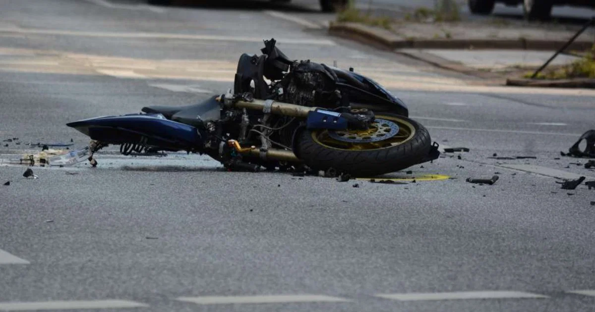 Vozač motora podletio pod teretno vozilo, stradao na licu mjesta