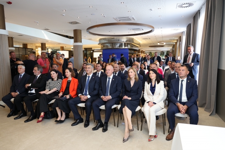 Gradu Zadru dodijeljena dva nova ugovora za škole na Plovaniji i Voštarnici
