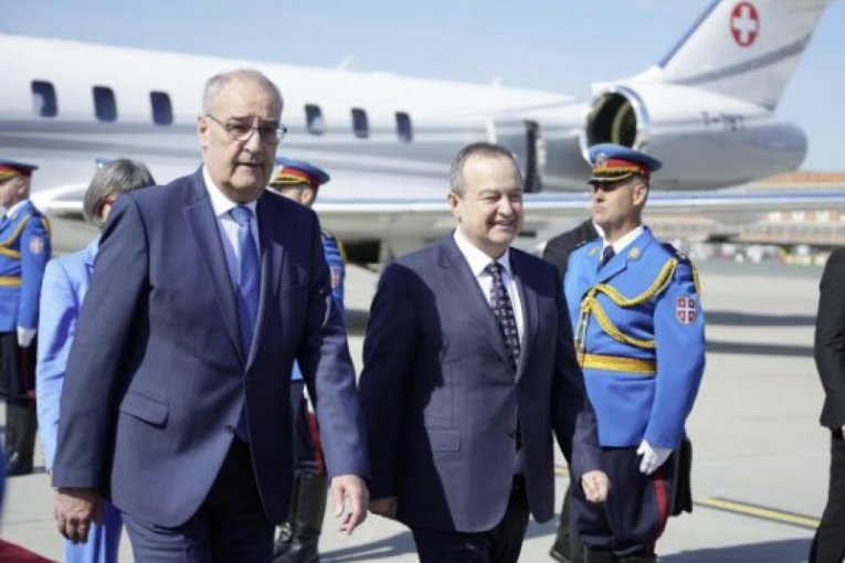 PREDSEDNIK ŠVAJCARSKE U SRBIJI! Parmelan slateo u Beograd, dočekao ga Dačić: "Poštovani predsedniče, dobro došli u Srbiju!" (FOTO)