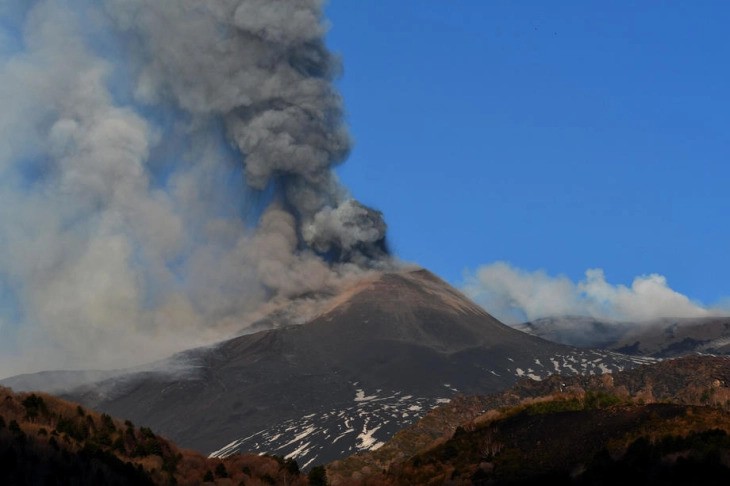 Poradi aktivnost na vulkanot Etna suspendiran avionskiot soobraќaj na Sicilija