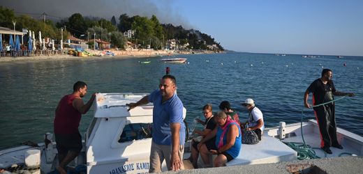 Griechenland: Mehr als 250 Urlauber mit Booten vor Waldbrand gerettet