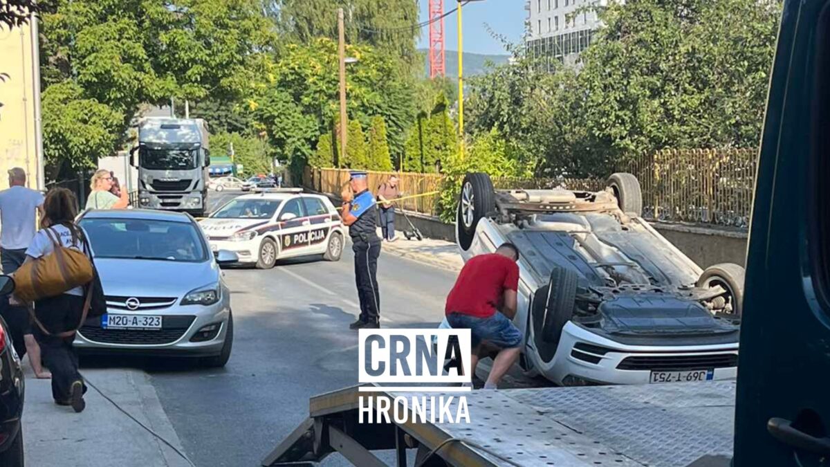 Automobil završio na krovu u Drinskoj ulici: Jedna osoba povrijeđena