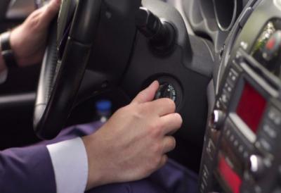 Ovakav scenario može svakome da se desi: IZLETEO IZ AUTOMOBILA U POKRETU kada je video ko ga posmatra sa suvozačevog mesta - Jeziv slučaj u Zemunu
