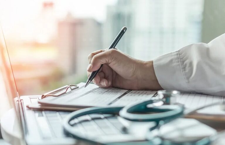 Lažni doktor varao pacijente i uzimao im brdo para, pa uhapšen: Hitno se oglasio MUP