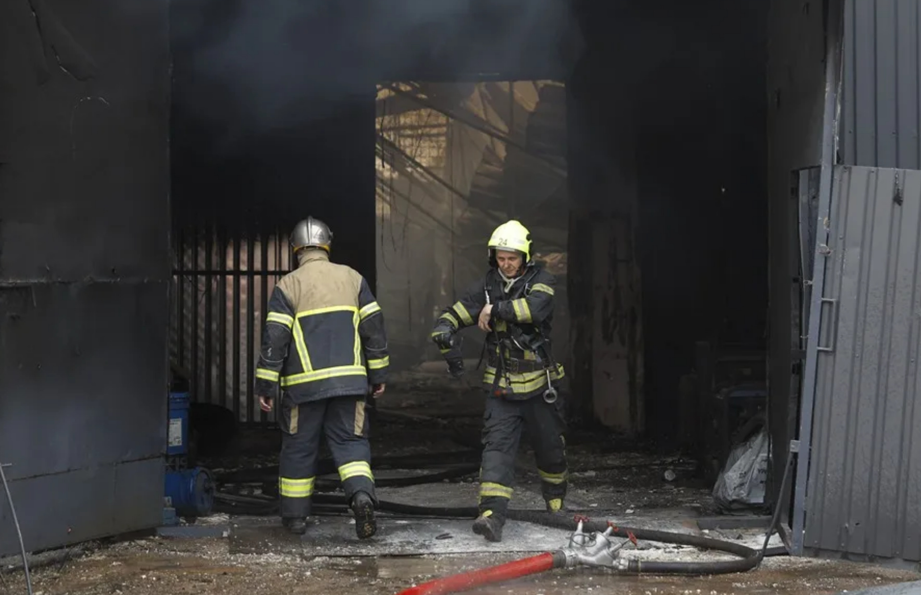 Rescatistas ucranianos trabajan en el lugar de un ataque ruso contra una instalación de almacenamiento civil en Kiev, Ucrania, 16 de abril de 2026, en medio de la invasión rusa.