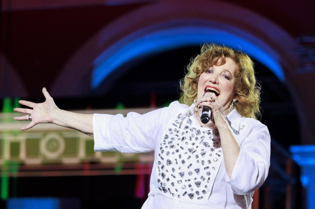 Emotivne pripreme za kraj jedne ere: Tereza Kesovija u Splitu pjeva svoj posljednji „Adio“