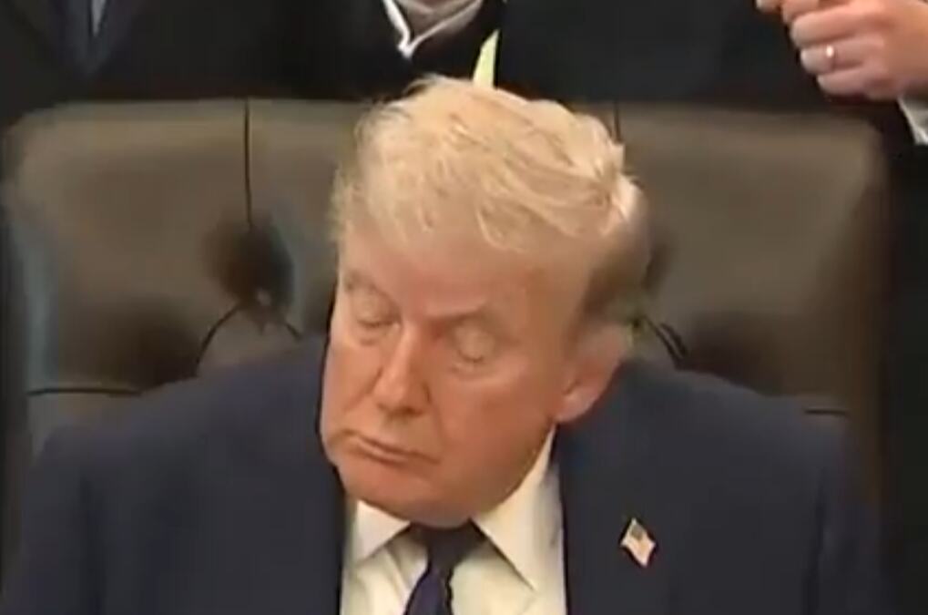 TRAMP ZASPAO USRED SASTANKA U BELOJ KUĆI: Godinama je bivšeg predsednika nazivao "Pospani Džo", ovo nije prvi put da je javno dremnuo pred kamerama (VIDEO)
