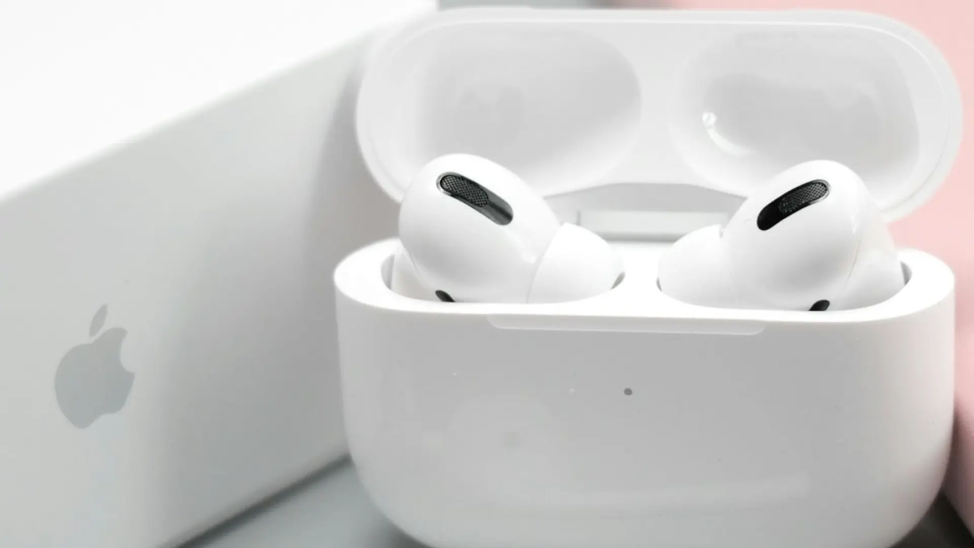  Mala noticia para Apple: el desarrollo de los esperados AirPods con cámara está "suspendido" 