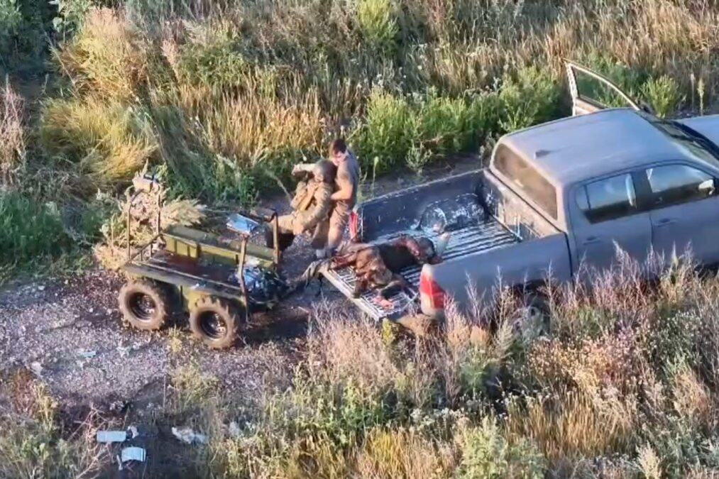 KOMANDIR UŠAO U PAKAO DRONOVA I IZVUKAO RANJENE VOJNIKE! Herojski podvig o kom bruje mreže: Seo je u neoklopni pikap i napravio ČUDO! (VIDEO)