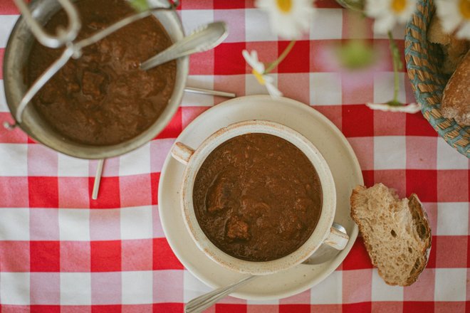 Recept za golaž, v katerem se združi znanje Michelinovega chefa in njegove mame