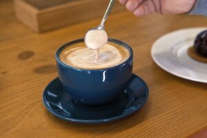 Mlekoto vo kafeto e minato: Ovaa hrana sega se dodava vo piјalokot, stanuvaјќi hit