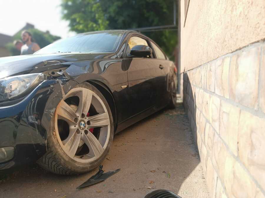 "BMW" SLETEO S PUTA I UDARIO U KUĆU! Duška sekunde delile od tragedije - stravična saobraćajna nesreća u Kikindi: "Čuo sam škripu guma i JAK udarac!" (FOTO)