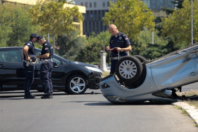 NEBOJŠA (72) ZAKUCAO SE U BMW, PA SE PREVRNUO! Jezivi detalji stravične nesreće u Požeškoj u Beogradu: NIJE MU BILO SPASA!