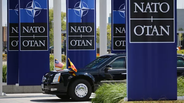 Трамп: Комично је да САД наставе овим једностраним путем са НАТО-ом