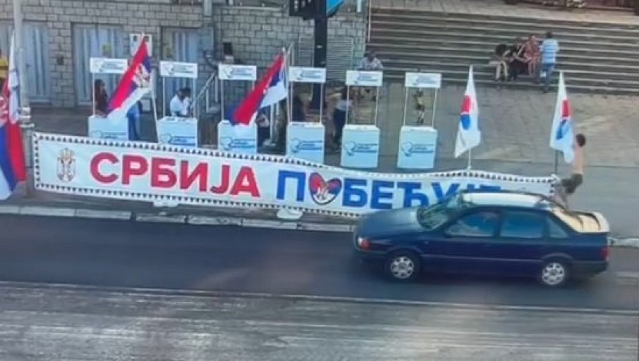 MALOLETNI BLOKADER NAPAO ŠTANDOVE SNS U KRAGUJEVCU: Pocepao zastave i baner "Srbija pobeđuje" (VIDEO)