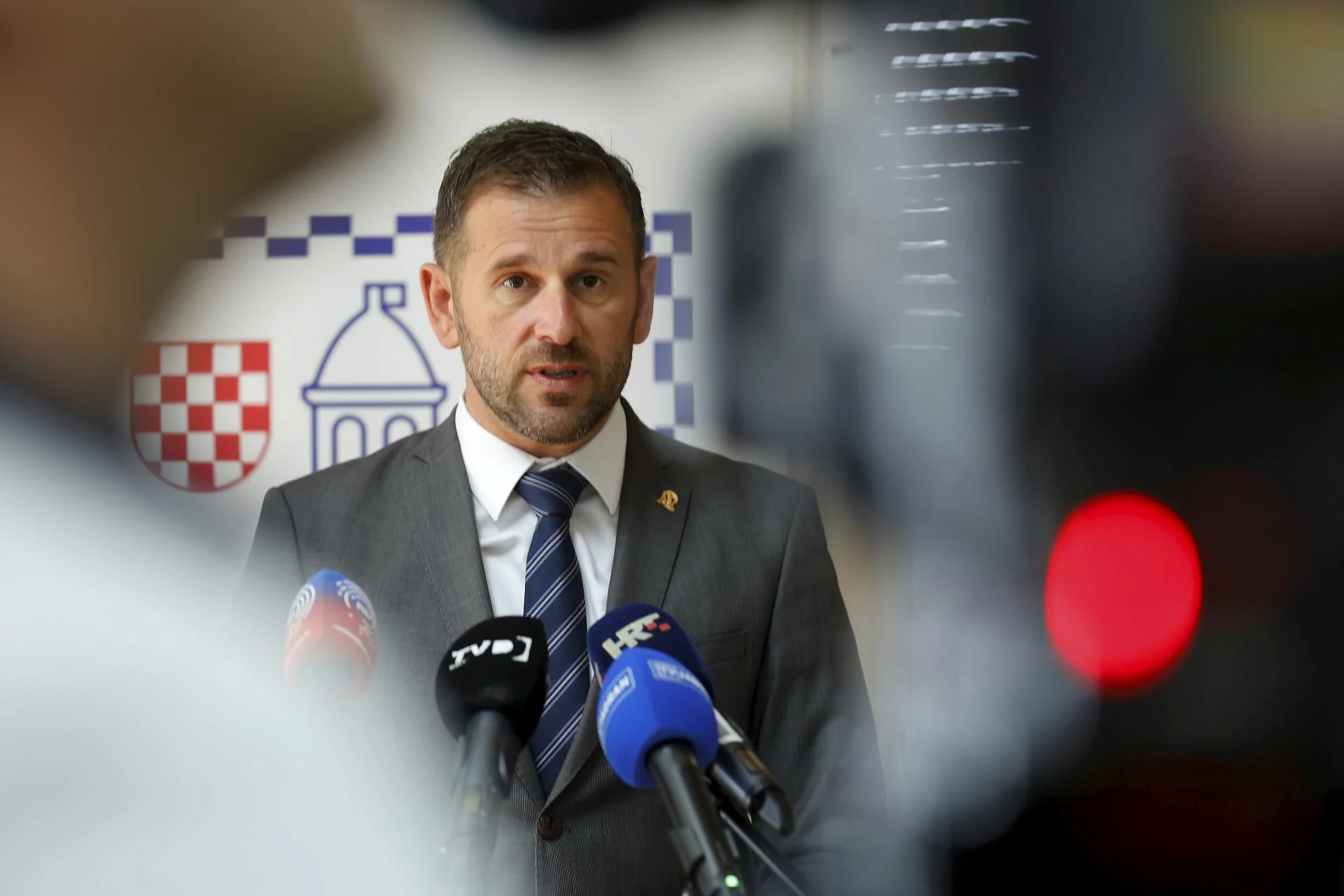Šuta ipak popustio! Još ništa od nagle odluke; evo novog kriznog plana za grcanje u smeću