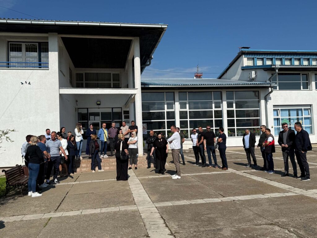 Zaposleni u OŠ “Sveti Sava” u Sušici okupili su se kako bi izrazili protest povodom hapšenja direktora zdravstvenih i prosvetnih ustanova