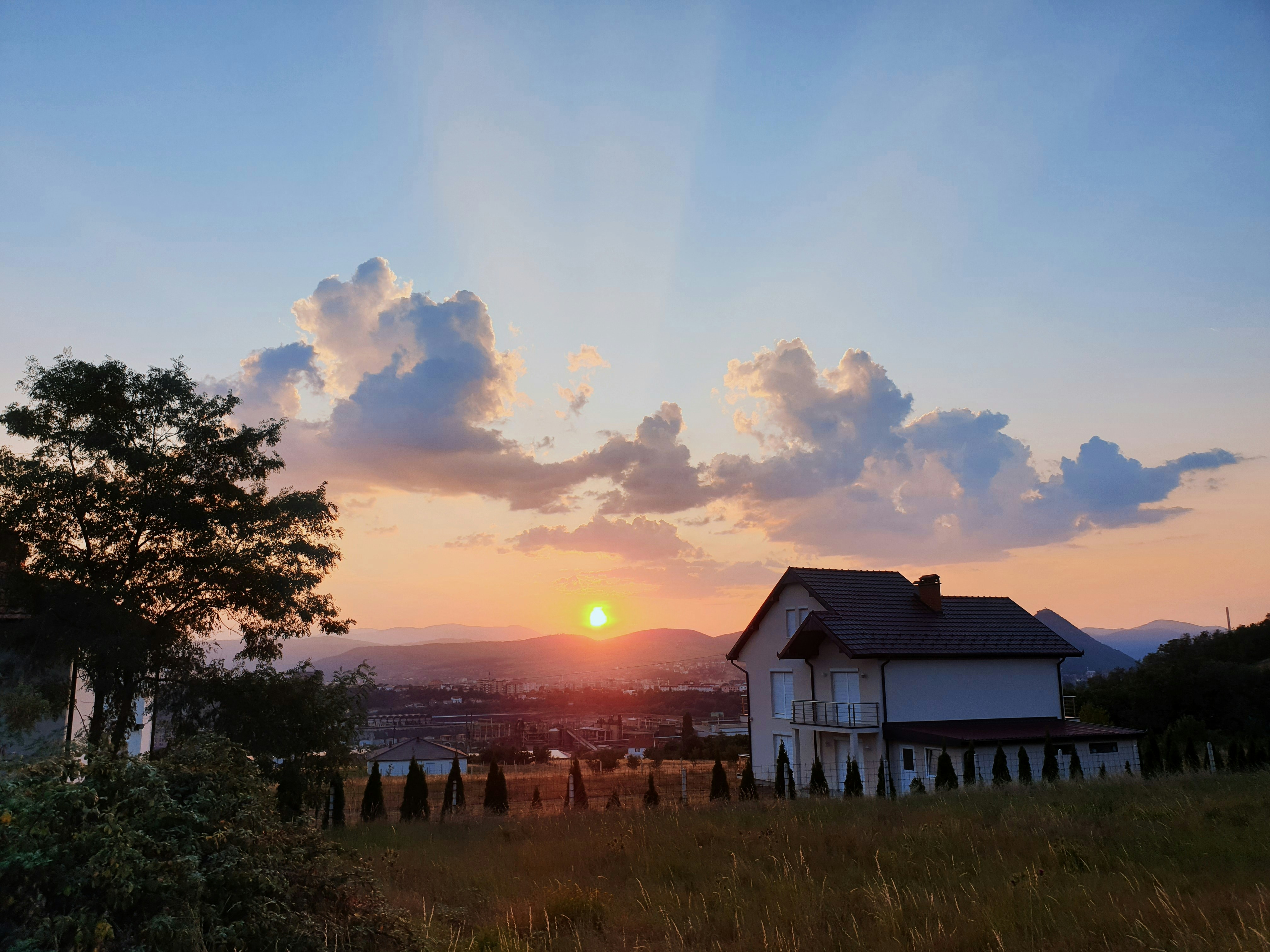 POBUSANI PONEDELJAK: Dan sećanja na preminule i običaji koji se poštuju širom Srbije