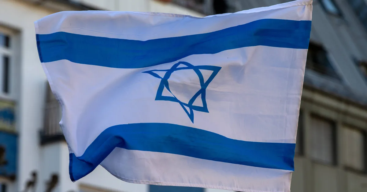 Eklat im Parlament: Politiker entrollt Israel-Flagge mit Hakenkreuz