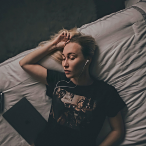 Dali spiete so slušalki? Ova se rizicite na koi ste izloženi