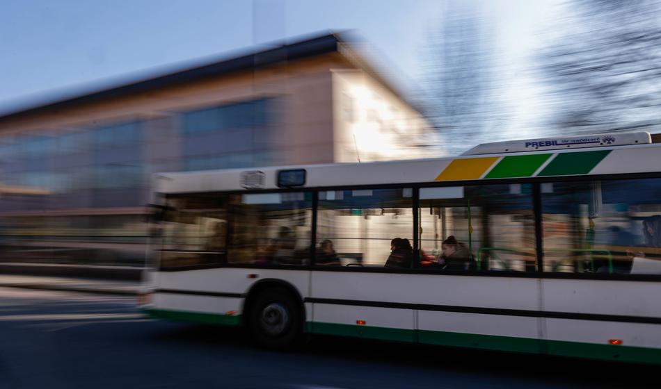 Ljubljana: Na avtobusu prisedel k mladoletnici in jo začel otipavati