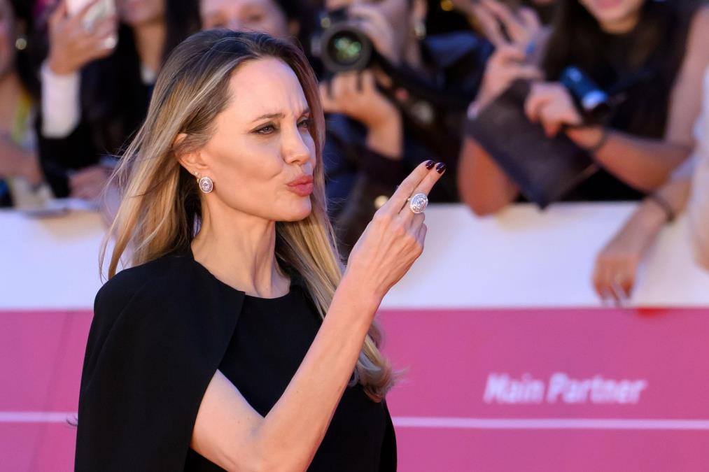 Svakom tetovažom beležila period života i slala poruku bivšim muževima: Evo koje značenje imaju tetovaže Anđeline Džoli