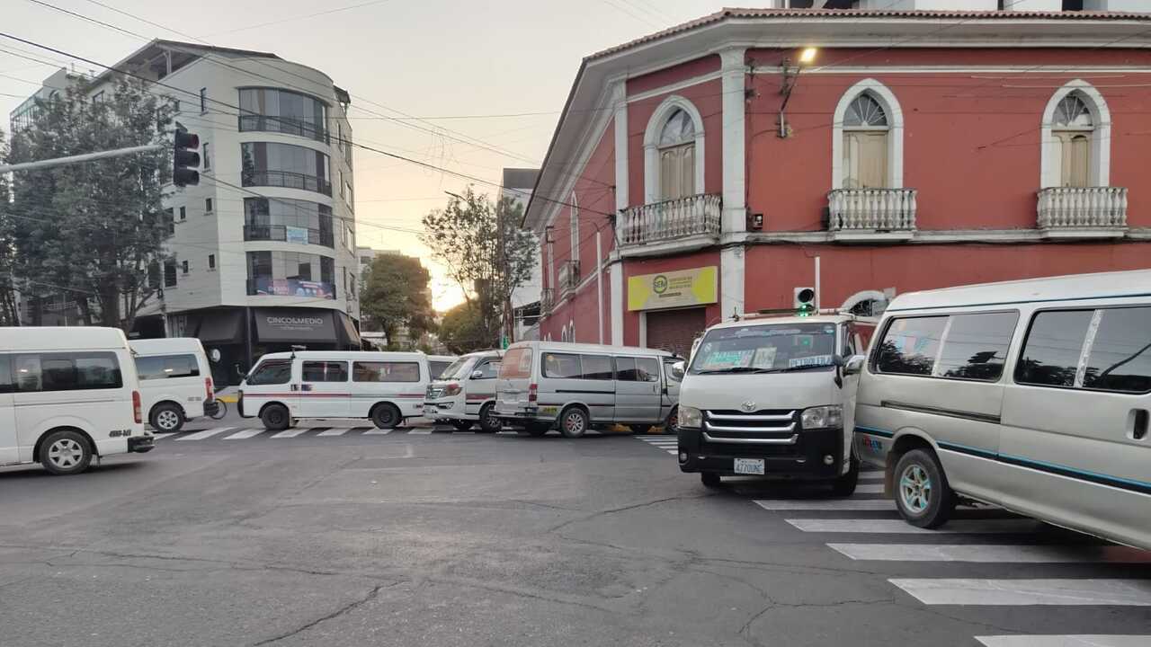 Cochabamba funcionó a medias por el paro; Transporte Libre anuncia bloqueos en carreteras