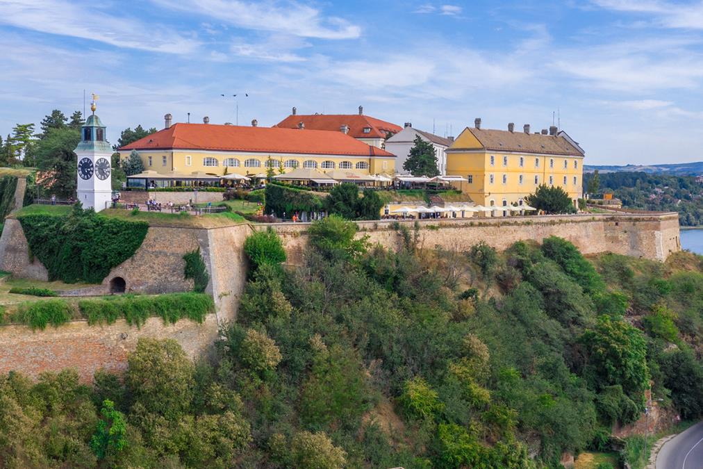 JEDNA OSOBA PALA SA BEDEMA PETROVARADINSKE TVRĐAVE! Incident u Novom Sadu: Na lice mesta izašli vatrogasci-spasioci! (FOTO)