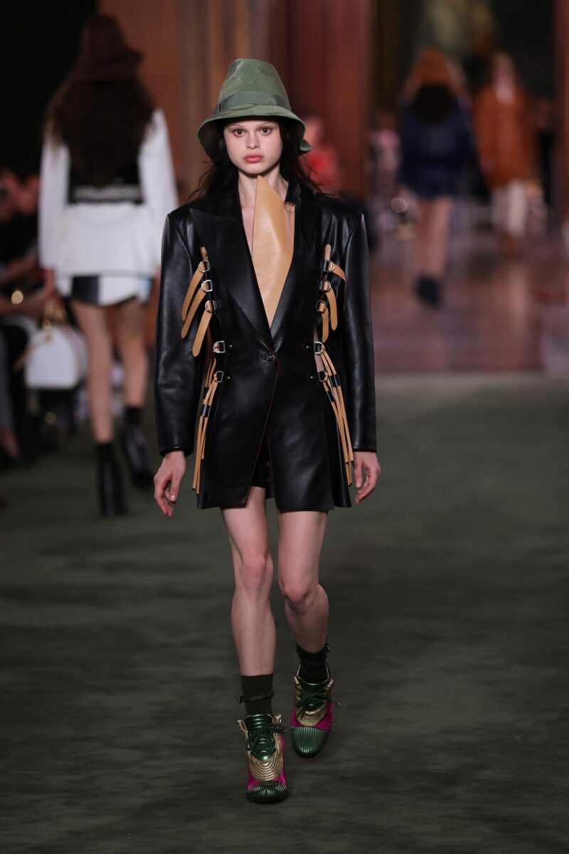 Na Louis Vuitton Cruise 2027 reviji, fina umetnost susreće rokenrol