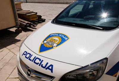 Talas incidenata se nastavlja: Još jedan bizaran ispad na raskrsnici, vozači u šoku gledali kako se odvija pravi ulični haos (VIDEO)