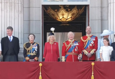 (FOTO/VIDEO) Svečana parada povodom rođendana kralja Čarlsa III: Hiljade građana okupilo se u Londonu, raskoš i pompa na sve strane - veličanstveni prizori ceremonije