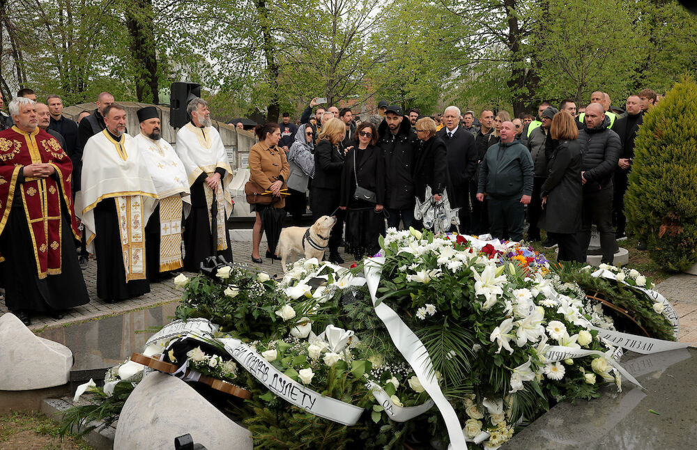 Odjeci sa sahrane Duleta Vujoševića: Grobari strašno ljuti na Milutinova, hvale na sva usta Petruševa (FOTO+VIDEO)