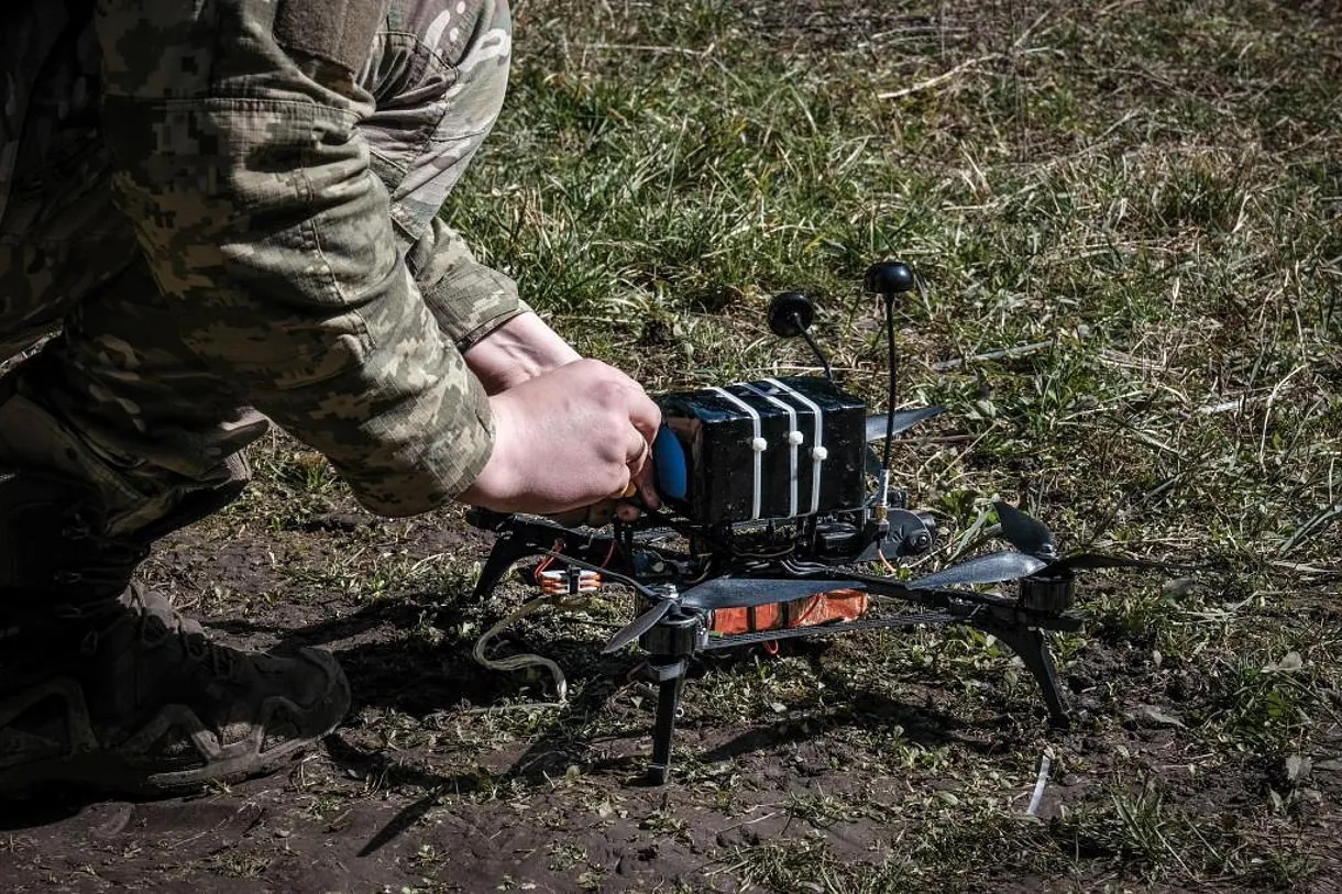 Un piloto de drones ucraniano de la 93.ª Brigada Kholodny Yar prepara un dron interceptor para despegar cerca de su posición de combate, en un lugar no revelado cerca de la línea del frente en el área de Druzhkivka (Donetsk), Ucrania.