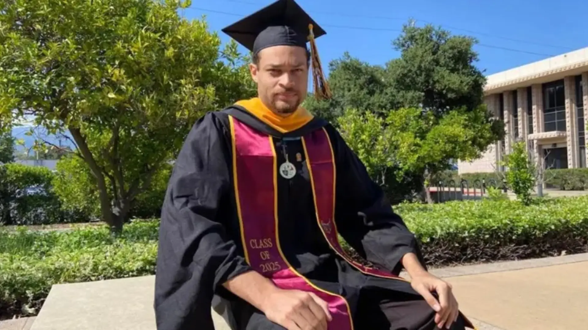  Cole Allen, el acusado de intentar matar a Trump, exige que le retiren las medidas contra el suicidio: "Dificultan su defensa" 