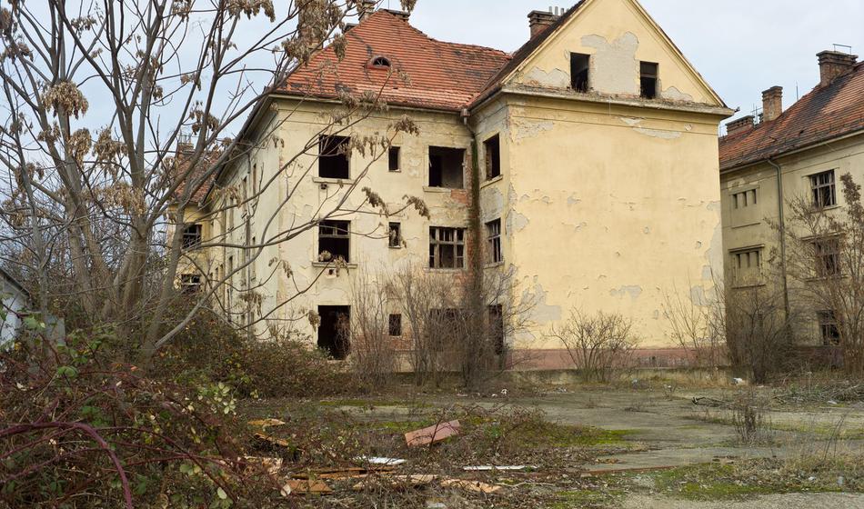 V zapuščeni stavbi odkrili mumificirani trupli