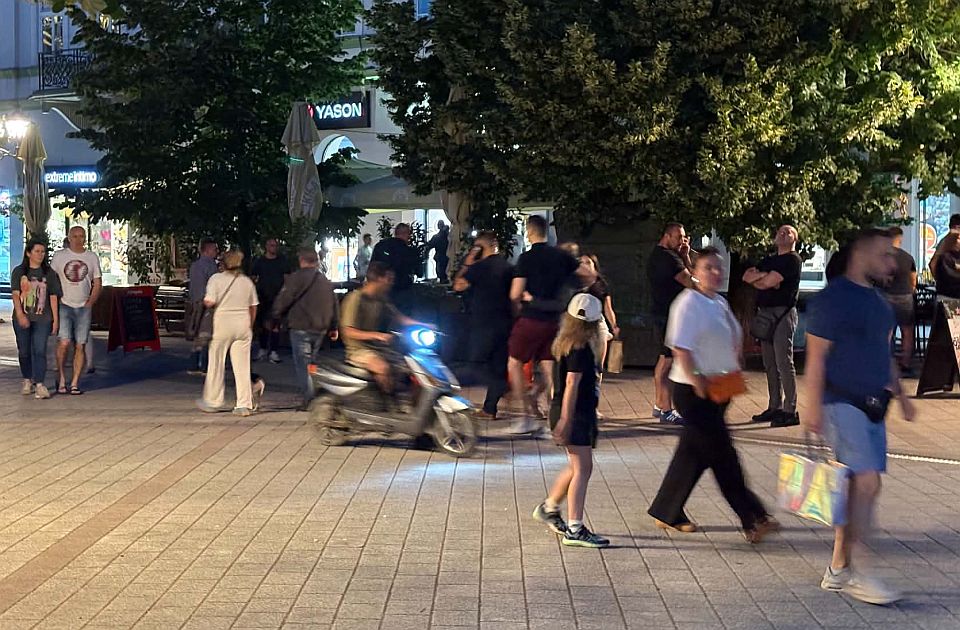Maloletnici na skuterima jure centrom Novog Sada - neko treba da ih zaustavi