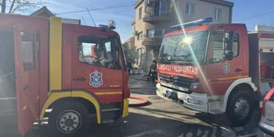 Vatrena stihija u Pančevu: Požar pretio da zapali okolne objekte (VIDEO)