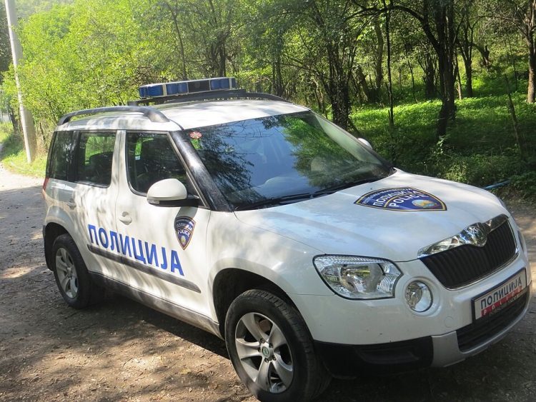 Nema dokazi deka eksplozivnata naprava pronajdena pri potraga po tašna na povredenata žena, e povrzana so nea