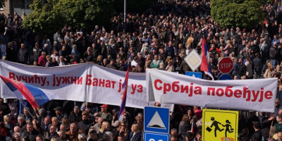 Veliki broj ljudi na ulicama Pančeva: Građani dočekali Vučića (FOTO/VIDEO)
